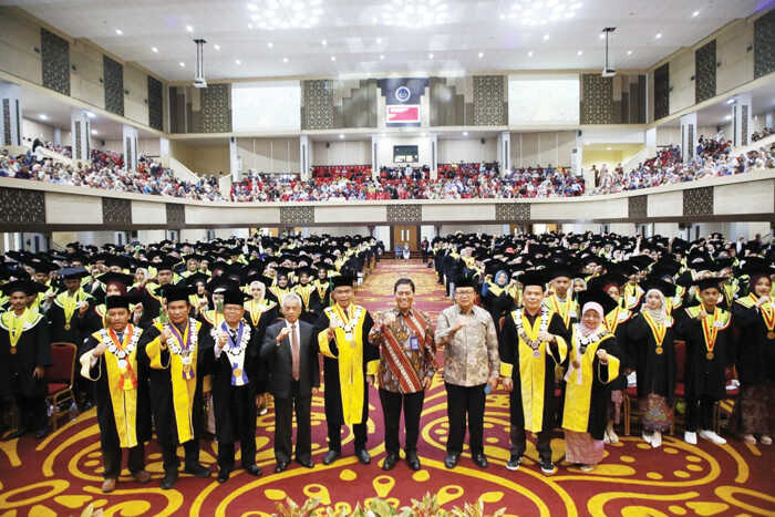 UNP Wisuda 1.562 Lulusan, Disrupsi Teknologi dan Perubahan Iklim Butuh Kreativitas, Adaptasi dan Inovasi 1 WISUDA— Rektor UNP, Krismadinata Ph.D, Direktur Consumer BTN Hirwandi Gafar, Ketua MWA dan Sivitas Akademika UNP bersama Wisudawan/wati, saat Wisuda ke 141 UNP Periode Desember 2025, Sabtu (13/12) di Auditorium UNP.
