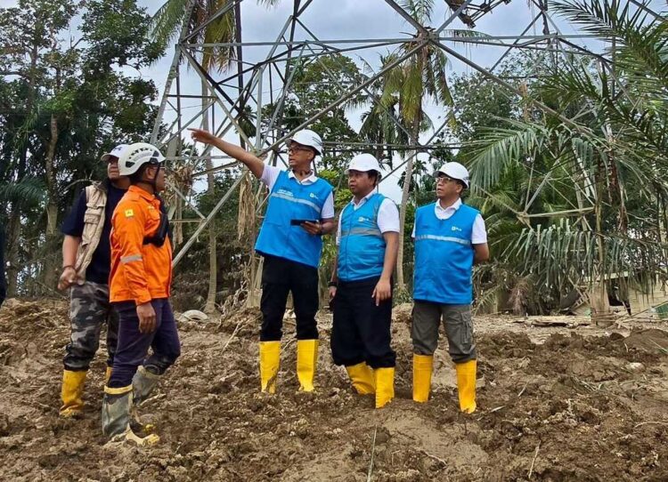 PLN Terus Kebut Siang Malam Perbaiki Jalur Listrik Langsa-Pangkalan Brandan, Penopang Pemulihan Kelistrikan Aceh 1 Direktur Utama PLN, Darmawan Prasodjo (ketiga dari kanan) didampingi Direktur Manajemen Proyek dan Energi Baru Terbarukan, Suroso Isnandar (kanan) dan General Manager PLN UIP Sumbagut, Dewanto (kedua dari kanan) meninjau langsung salah satu titik lokasi perbaikan Saluran Udara Tegangan Tinggi (SUTT) 150 kV Langsa–Pangkalan Brandan.
