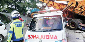 Rem Blong, Truk Pengangkut Alat Berat Picu Tabrakan Beruntun di Sitinjau Lauik, 5 Kendaraan Ditabrak, Salah Satunya Terjun ke Jurang 9 TABRAKAN BERUNTUN— Kondiri truk pengangkut alat berat yang menabrak lima kendaraan di kawasan Kelok Banto, Sitinjau Lauik, Kelurahan Indarung, Kecamatan Lubuk Kilangan.