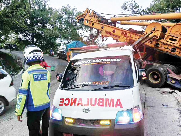 Rem Blong, Truk Pengangkut Alat Berat Picu Tabrakan Beruntun di Sitinjau Lauik, 5 Kendaraan Ditabrak, Salah Satunya Terjun ke Jurang 1 TABRAKAN BERUNTUN— Kondiri truk pengangkut alat berat yang menabrak lima kendaraan di kawasan Kelok Banto, Sitinjau Lauik, Kelurahan Indarung, Kecamatan Lubuk Kilangan.