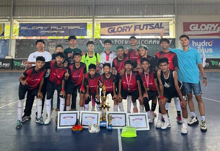 JUARA— Tim Futsal JMG junior juarai Fafage Fafage Grand Champion League U-14.