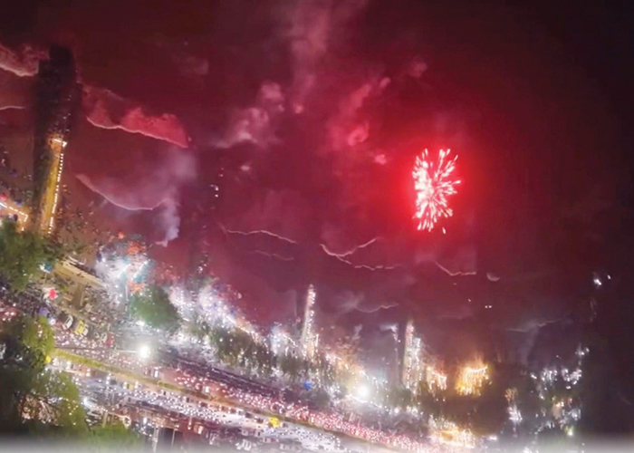 KERAMAIAN DI PANTAI PADANG— Ribuan warga Kota Padang tetap memadati Pantai Padang untuk menyaksikan detik-detik pergantian tahun, Rabu (31/12) malam. Meski tidak ada panggung hiburan resmi dari pemerintah, pengunjung tetap bertahan hingga tengah malam untuk menikmati suasana laut dan kebersamaan bersama keluarga maupun pasangan. Kembang api pun terlihat di langit Pantai Padang.