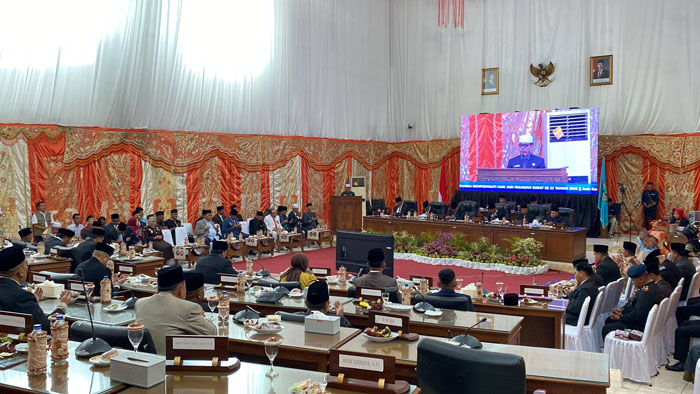 RAPAT PARIPURNA— Gubernur Sumbar Mahyeldi menghadiri Rapat Paripurna Peringatan Hari Jadi ke-22 Kabupaten Pasaman Barat, Rabu (7/1).