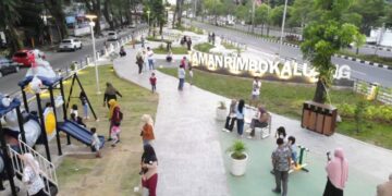 Wajah Baru Taman Rimbo Kaluang, Lebih Cantik dan Ramah Pengunjung 9 DESTINASI WISATA KELUARGA— Pascarevitalisasi akhir Desember 2025 lalu, Taman Rimbo Kaluang kini banyak dikunjungi warga kota untuk bersantai bersama keluarga.