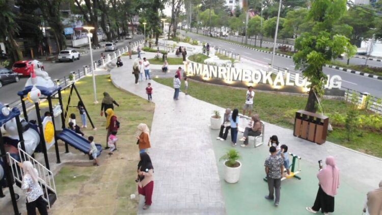 Wajah Baru Taman Rimbo Kaluang, Lebih Cantik dan Ramah Pengunjung 1 DESTINASI WISATA KELUARGA— Pascarevitalisasi akhir Desember 2025 lalu, Taman Rimbo Kaluang kini banyak dikunjungi warga kota untuk bersantai bersama keluarga.