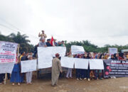 Abaikan Instruksi Bupati dan SK Kementerian, PT TKA Didemo Kaum Ibu