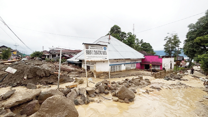 PEMKAB Agam mempercepat penanganan darurat bencana longsor yang terjadi di Jorong Pasa Maninjau, Nagari Maninjau, Kecamatan Tanjung Raya. Longsor tersebut mengakibatkan akses jalan provinsi Lubuk Basung–Bukittinggi tertutup total oleh timbunan material batu, kayu, dan lumpur di kawasan BRI Lama, Pasar Maninjau.