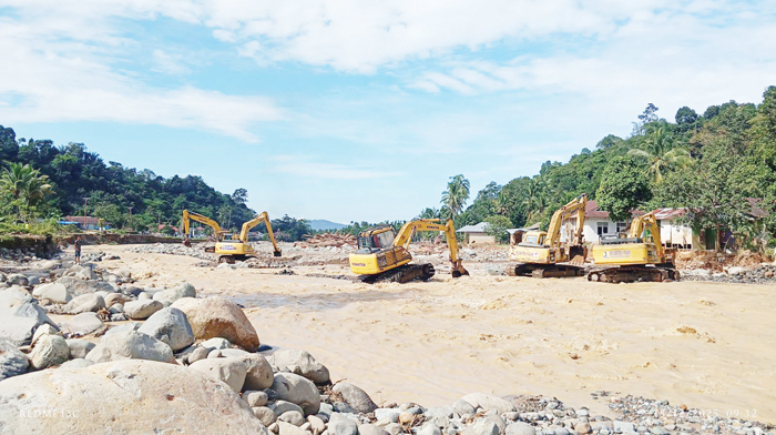 NORMALISASI SUNGAI— Normalisasi menjadi kunci utama dalam memitigasi atau mencegah meluapnya debit air sungai yang bisa berimbas pada banjir berulang di Kota Padang. Pengerukan dan pembuatan cekdam tergolong mendesak dan vital.