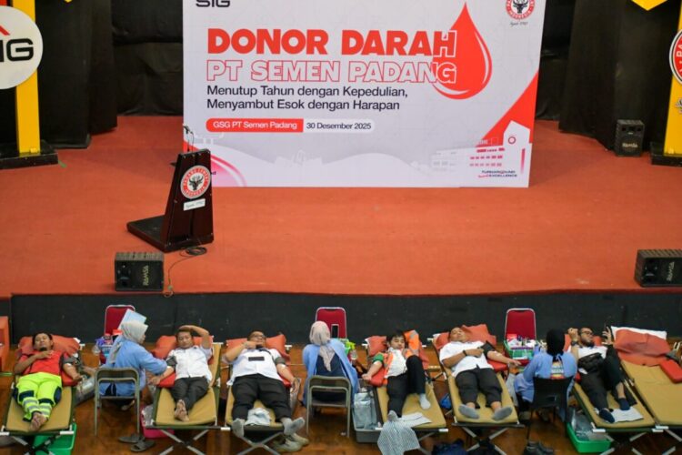 Enam Kali Donor Darah Tahun 2025, PT Semen Padang Sudah Kumpulkan 2.087 Kantong Darah 1 DONOR DARAH— PT Semen Padang menggelar donor darah bertema “Menutup Tahun dengan Kepedulian, Menyambut Esok dengan Harapan”, di GSG PT Semen Padang, Selasa (30/12), dan diikuti oleh karyawan Semen Padang Group serta masyarakat sekitar.