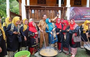1 foto walikota bersama nyonya saat marandang