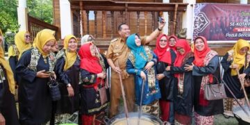 Bundo Kanduang Kota Pariaman Marandang untuk Korban Bencana 9 MARANDANG— Wali Kota Pariaman Yota Balad bersama istri dan para bundo kanduang saat melakukan kegiatan merandang untuk disalurkan kepada korban bencana.