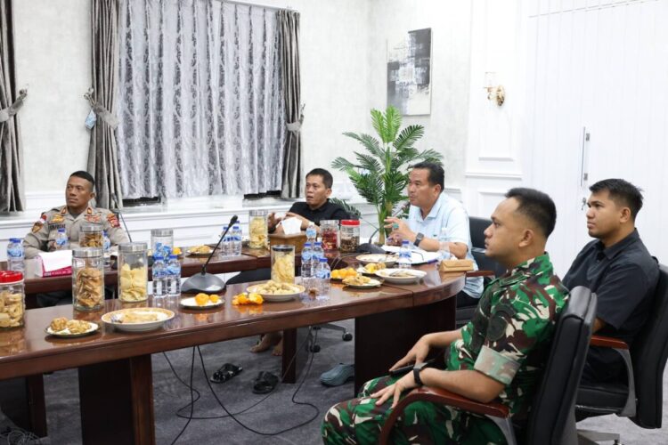 Dampak Bencana Hidrometeorologi di Pariaman, 55 Rumah dan 800 Hektare Lahan Pertanian Rusak 1 SAMPAIKAN LAPORAN KERUSAKAN— Wali Kota Pariaman Yota Balad bersama Forkopimda rapat bersama Gubernur Mahyeldi Ansharullah terkait dampak penanganan bencana di Pariaman.