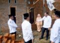 BERANI Kemenag Pariaman Rehab Rumah WargaTidak Mampu di Kajai 2 REHAB RUMAH— Wako Pariaman Yota Balad didampingi Kepala Kantor Kementerian Agama Kota Pariaman Rinalfi, melihat rumah Syamsurizal Tuanku Sidi, yang berdomisili di Desa Kajai, Kecamatan Pariaman Timur, yang akan direhab melalui program BERANI.