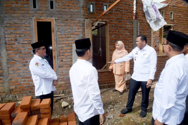 BERANI Kemenag Pariaman Rehab Rumah WargaTidak Mampu di Kajai 1 REHAB RUMAH— Wako Pariaman Yota Balad didampingi Kepala Kantor Kementerian Agama Kota Pariaman Rinalfi, melihat rumah Syamsurizal Tuanku Sidi, yang berdomisili di Desa Kajai, Kecamatan Pariaman Timur, yang akan direhab melalui program BERANI.