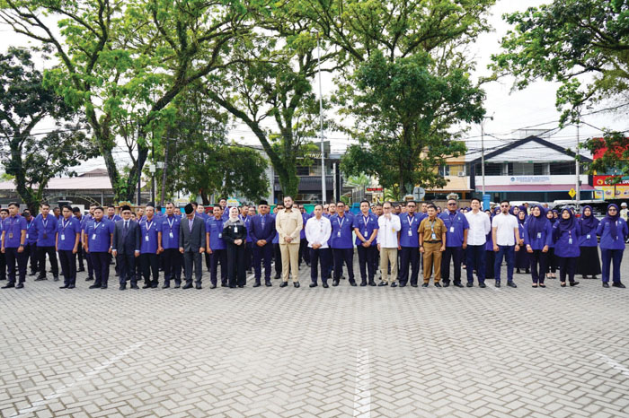 WALI Kota Padang, Fadly Amran bersama Direksi dan jajaran karyawan Perumda AM Padang serta mitra relasi saat peringatan HUT ke-51 di Kantor Perumda Air Minum Padang, 
Selasa, 30 Desember 2025.