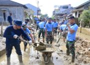 Hadir untuk Rakyat, Personel Lanud SUT Goro Pulihkan Tabing Banda Gadang Pascabencana