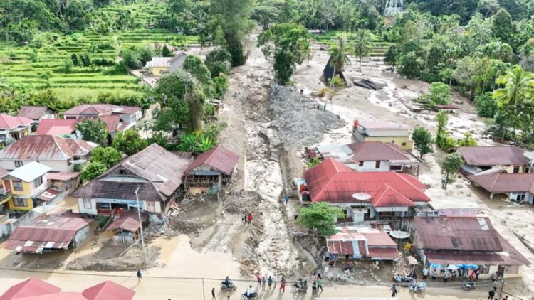 GALODO— Material kayu , lumpur, dan bebatuan terbawa arus sungai Batang Muaro Pisang hingga meluluhlantakkan permukiman warga di Nagari Maninjau, Kecamatan Tanjungraya, Agam, Kamis (1/1).