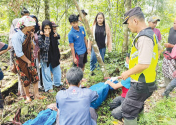 DIMAKAMKAN— Jenazah Aqila (7) yang ditemukan tim gabungan saat membersihkan material banjir bandang di Malalak, dimakamkan oleh keluarga.