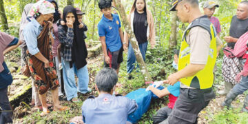 DIMAKAMKAN— Jenazah Aqila (7) yang ditemukan tim gabungan saat membersihkan material banjir bandang di Malalak, dimakamkan oleh keluarga.