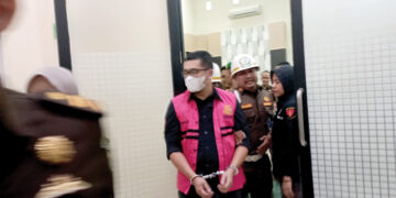 KORUPSI— Kejari Tanahdatar melakukan konfrensi pers terkait penetapan Direktur Perusahaan Umum Daerah (Perumda ) Tuah Sepakat Tanahdatar inisial VK sebagai tersangka korupsi dan ditaan.