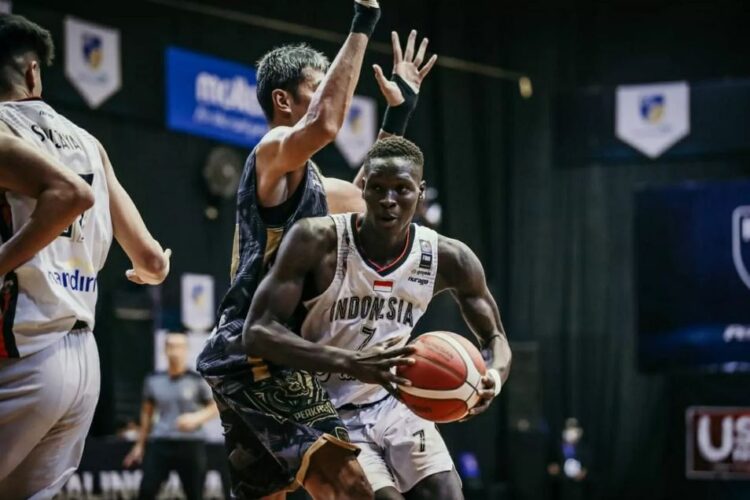 NATURALISASI— Dame Diagne (kanan) saat membela Patriots di IBL 2021.