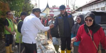 Pascabanjir Susulan, ASN Pemko Bersihkan Drainase Kampung Lapai, Wako Minta Korban Terdampak Segera Pindah ke Rusunawa 9 PEMBERSIHAN KAMPUNG LAPAI— Wako Padang Fadly Amran melihat langsung goro yang dilaksanakan ASN Pemko bersama warga membersikan dan pengangkatan sedimen lumpur yang mengendap di saluran drainase, pascabanjir susulan di Kelurahan Kampung Lapai, Kecamatan Nanggalo, Minggu pagi (4/1).