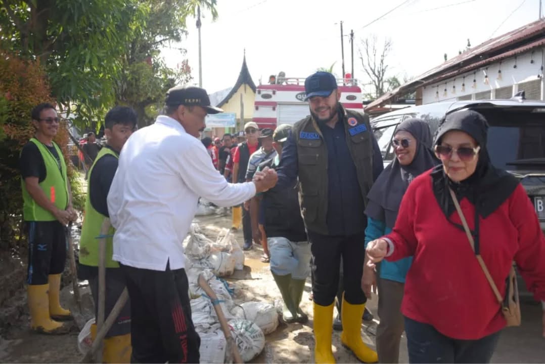 Pascabanjir Susulan, ASN Pemko Bersihkan Drainase Kampung Lapai, Wako Minta Korban Terdampak Segera Pindah ke Rusunawa