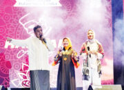 Di atas Panggung dan Kilauan Cahaya, Malam Puncak Peringatan HUT ke-22 Dharmasraya Bersama Haddad Alwi Berlangsung Syahdu dan Reflektif