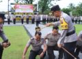 29 Personel Polres Limapuluh Kota Naik Pangkat 2 UPACARA KENAIKAN PANGKAT— Kapolres Limapuluh Kota AKBP Syaiful Wachid melakukan prosesi penyiraman kembang tanda kenaikan pangkat di Mapolres Limapuluh Kota, Rabu (31/12).