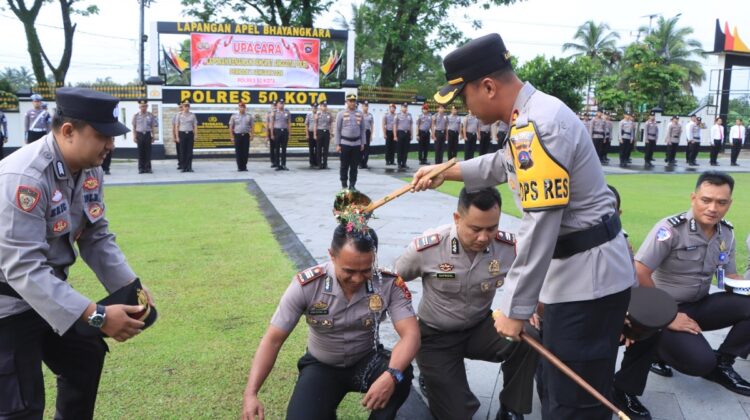 29 Personel Polres Limapuluh Kota Naik Pangkat 1 UPACARA KENAIKAN PANGKAT— Kapolres Limapuluh Kota AKBP Syaiful Wachid melakukan prosesi penyiraman kembang tanda kenaikan pangkat di Mapolres Limapuluh Kota, Rabu (31/12).