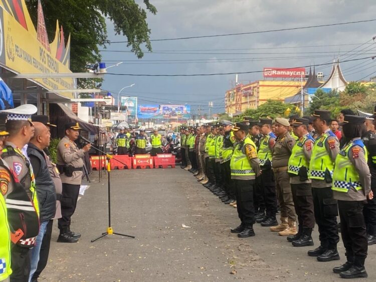 APEL GABUNGAN— Kapolres Payakumbuh memberikan arahan saat memimpin apel gabungan pengamanan malam pergantian tahun di Mapolres Payakumbuh.