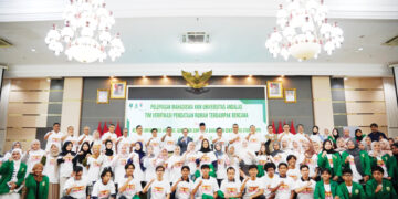 PELEPASAN MAHASISWA— Gubernur Sumbar Mahyeldi Ansharullah, Rektor Unand, Efa Yonnedi berfoto bersama dengan mahasiswa KKN Unand yang akan diterjunkan untuk melakukan verifikasi verifikasi rumah terdampak bencana hidrometeorologi di 13 kabupaten/kota di Sumbar.