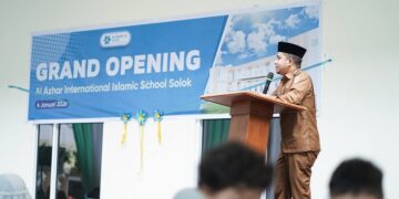 PERESMIAN— Wali Kota Solok, Ramadhani Kirana Putra me berikan sambutan saat peresmian gedung Al Azhar International Islamic School di Kota Solok. Dengan hadirnya gedung Al Azhar International Islamic School di Kota Solok, dia berharap dunia pendidikan di Kota Solok semakin maju.