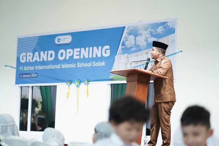 PERESMIAN— Wali Kota Solok, Ramadhani Kirana Putra me berikan sambutan saat peresmian gedung Al Azhar International Islamic School di Kota Solok. Dengan hadirnya gedung Al Azhar International Islamic School di Kota Solok, dia berharap dunia pendidikan di Kota Solok semakin maju.