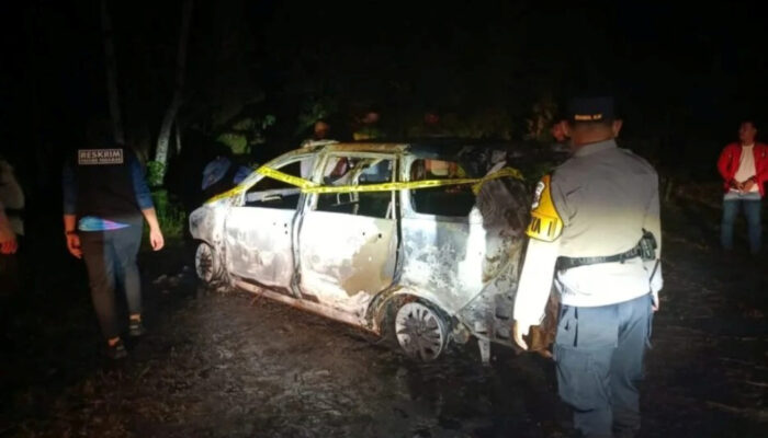 Ketahuan Warga lalu Ditinggal di Pinggir Jalan, Mobil Komplotan Pencuri Kambing Dibakar Massa, 2 Pelakunya Berhasil Melarikan Diri