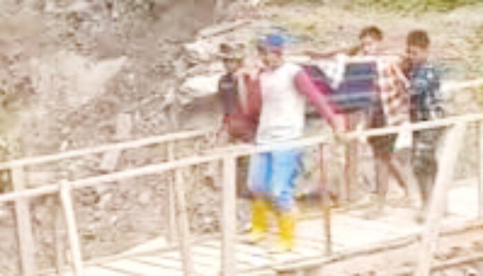 Masyarakat Ngalau Gadang Terisolasi Pascabencana, Anak yang Sakit Terpaksa Ditandu Sejauh 3 Kilometer