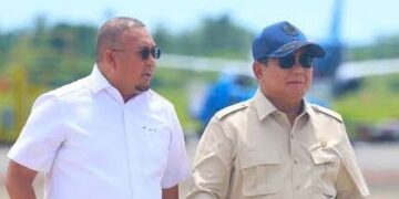 BERSAMA PRESIDEN— Penasihat Tim Semen Padang FC Andre Rosiade yang juga Wakil Ketua Komisi VI DPR RI, saat mendampingi Presiden Prabowo Subianto dalam kunjungannya melihat korban banjir bandnag di Sumbar, beberapa waktu lalu.