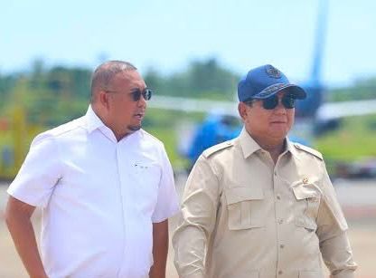 BERSAMA PRESIDEN— Penasihat Tim Semen Padang FC Andre Rosiade yang juga Wakil Ketua Komisi VI DPR RI, saat mendampingi Presiden Prabowo Subianto dalam kunjungannya melihat korban banjir bandnag di Sumbar, beberapa waktu lalu.