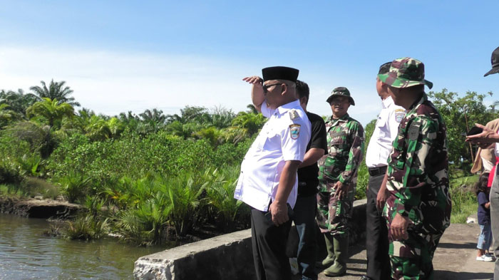 Apresiasi Pemerintah Pusat, Bupati Yulianto Tinjau Perbaikan Jalan Poros Ranah Pasisie–Suak Maligi 1 PERCEPATAN PENANGANAN BENCANA— Bupati Pasaman Barat, Yulianto, meninjau percepatan pemulihan akses jalan dan jembatan yang rusak akibat bencana banjir di sejumlah titik di Kabupaten Pasaman Barat.