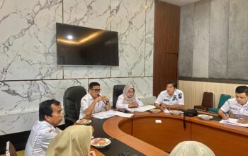 Asisten II Bidang Perekonomian dan Pembangunan Kabupaten Solok Jefrizal berikan sambutan saat pimpin raoat