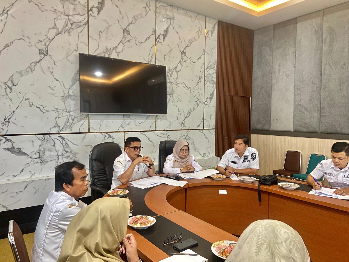 Asisten II Bidang Perekonomian dan Pembangunan Kabupaten Solok Jefrizal berikan sambutan saat pimpin raoat