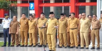 Awali Tahun 2026, Gubernur Tegaskan Kinerja ASN Sumbar Harus Berdampak Positif 9 APEL GABUNGAN DI AWAL TAHUN— Gubernur Sumbar Mahyeldi Ansharullah memberikan arahan pada Aparatur Sipil Negara (ASN) di lingkungan Pemerintah Provinsi Sumbar saat apel gabungan pertama awal tahun, di halaman Kantor Gubernur Sumbar, Senin (5/1).