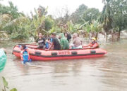 Terjebak Banjir, BPBD Evakuasi 8 Warga di Jalan DPR