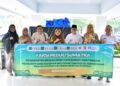 PENYERAHAN BANTUAN— Ketua Tim Penggerak PKK Kabupaten Agam, Ny. Merry Benniwarlis, menyaksikan secara langsung penyerahan bantuan program YARSI Peduli Sumatra berupa 513 paket perlengkapan sekolah untuk murid jenjang TK hingga SMP di Kabupaten Agam, Sumatra Barat.