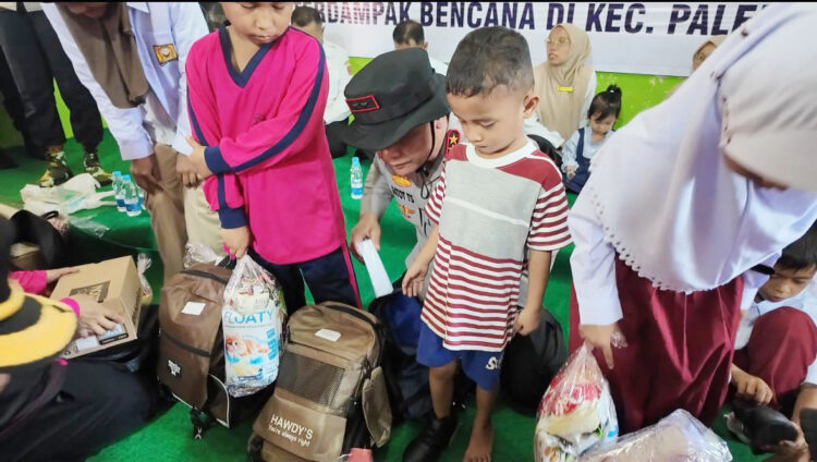 BANTUAN— Kapolda Sumbar, Irjen Pol Gatot Tri Suryanta menyerahkan bantuan perlengkapan sekolah untuk pelajar yang terdampak bencana di Agam.