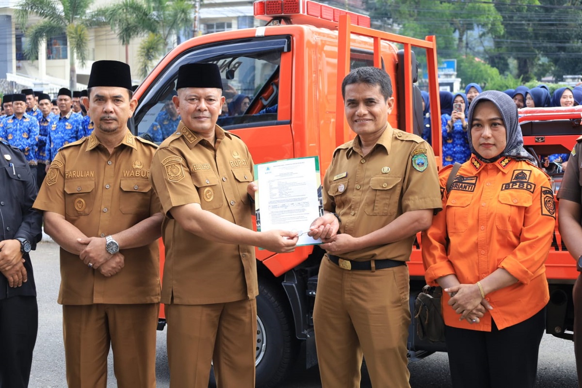 Bantuan diserahkan secara resmi oleh Bupati Wellly kepada BPBD Pasaman yang diterima oleh Kalaksa BPBD Dedi didampingi Kabid Kedaruratan Desrianti