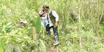 Bupati Tinjau Hulu Sungai dan Sumber Longsor di Kuok III Koto Matur 9 TINJAU— Bupati Agam, Benni Warlis, meninjau langsung lokasi hulu sungai sekaligus sumber longsor di Jorong Kuok III Koto, Nagari Matua Mudiak, Kecamatan Matur, Minggu (4/1).