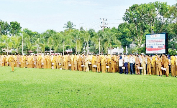 Pimpin Apel Gabungan ASN, Bupati Agam Tekankan Profesionalisme dan Integritas 1 APEL GABUNGAN— ASN dari berbagai instansi di lingkungan Pemerintah Kabupaten Agam melaksanakan apel gabungan di halaman Kantor Bupati Agam, Senin (5/1).