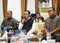 FGD PENANGANAN PASCABENCANA— Bupati Eka Putra didampingi Ketua DPRD serta Dandim melaporkan kondisi terkini dan kerusakan akibat bencana dalam  rapat FGD bersama Gubernur.