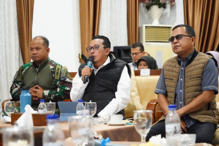 Bupati Berharap Dibangun Jembatan Aramco di Tanjung Sawah Malalo 1 FGD PENANGANAN PASCABENCANA— Bupati Eka Putra didampingi Ketua DPRD serta Dandim melaporkan kondisi terkini dan kerusakan akibat bencana dalam rapat FGD bersama Gubernur.